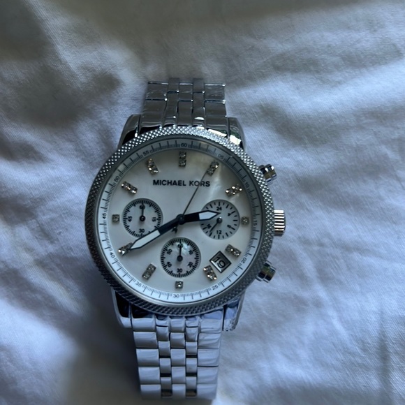 WOMAN’S MICHAEL KORS WATCH - Picture 1 of 4